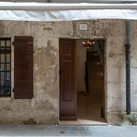 아파트 Aaa & With Free Private Parking - Reservation Needed *