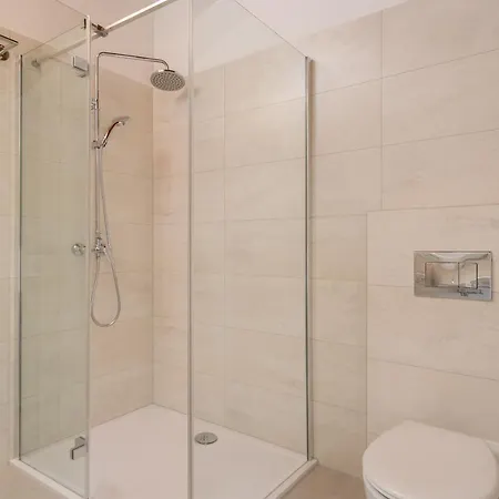 아파트 Aaa & With Free Private Parking - Reservation Needed 풀라