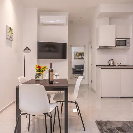 Aaa & With Free Private Parking - Reservation Needed 아파트