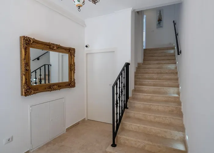 Aaa & With Free Private Parking - Reservation Needed * Πούλα